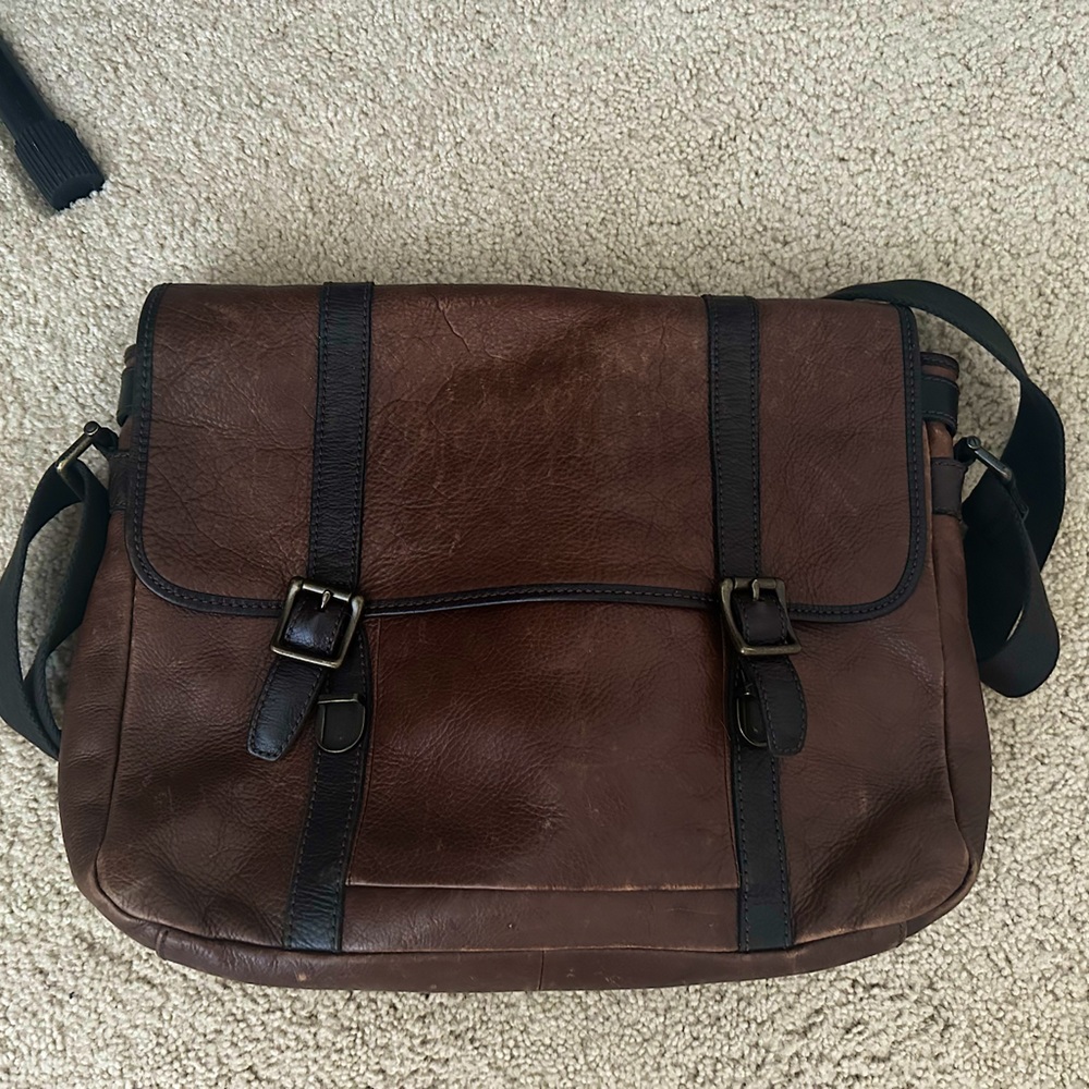 Fossil messenger leather bag.